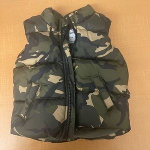 Old Navy Camo Puffer Vest - 18-24 months - Never Worn